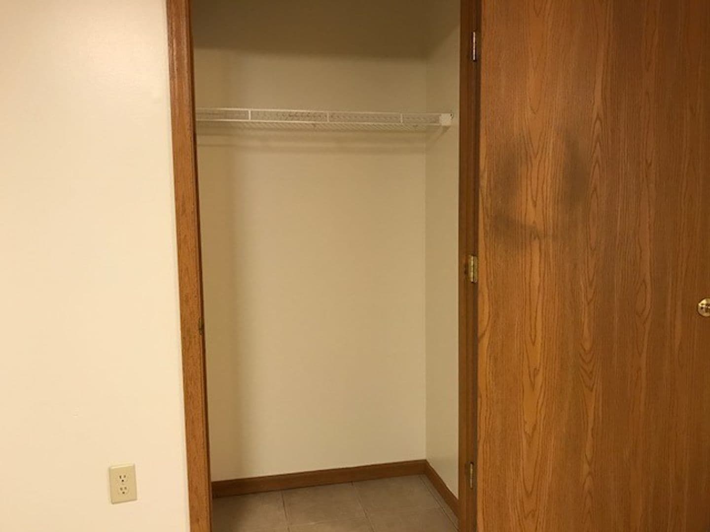 Holmen Apartment: 970 Linden Dr