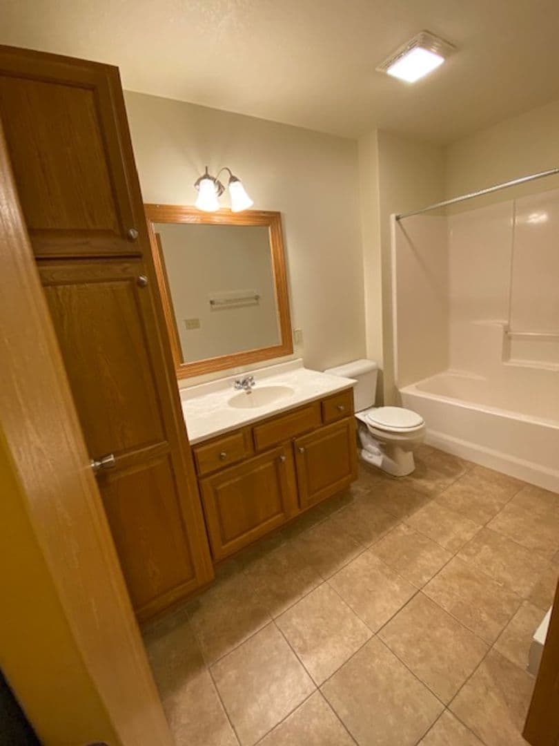 Holmen Apartment: 970 Linden Dr