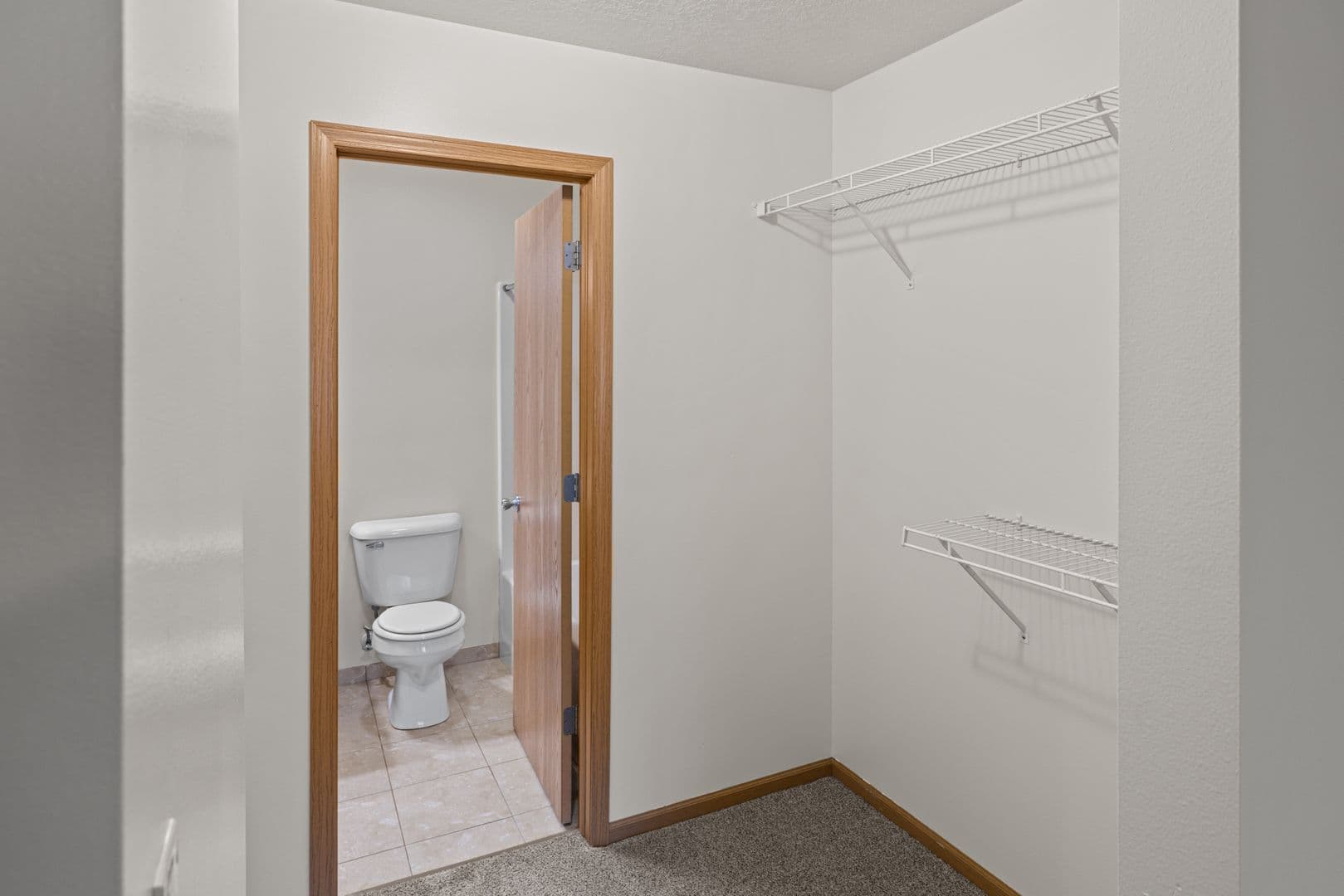 Holmen Apartment: 970 Linden Dr