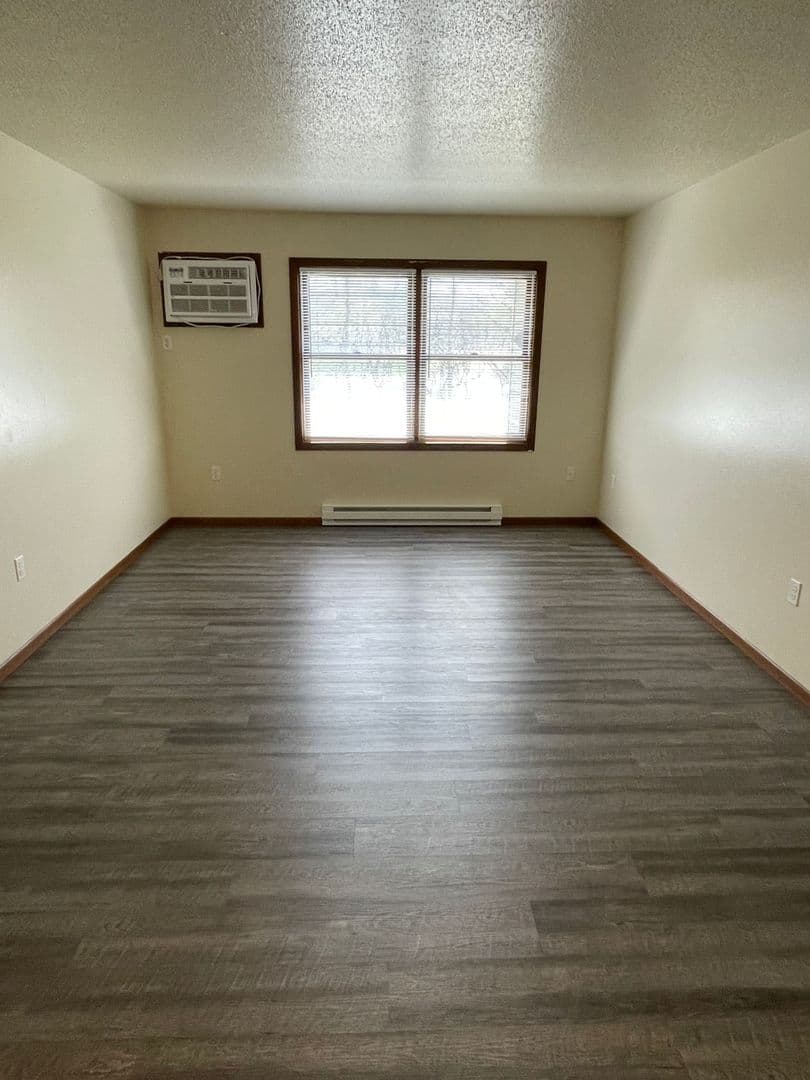 Whitehall Apartment: 18410 South St