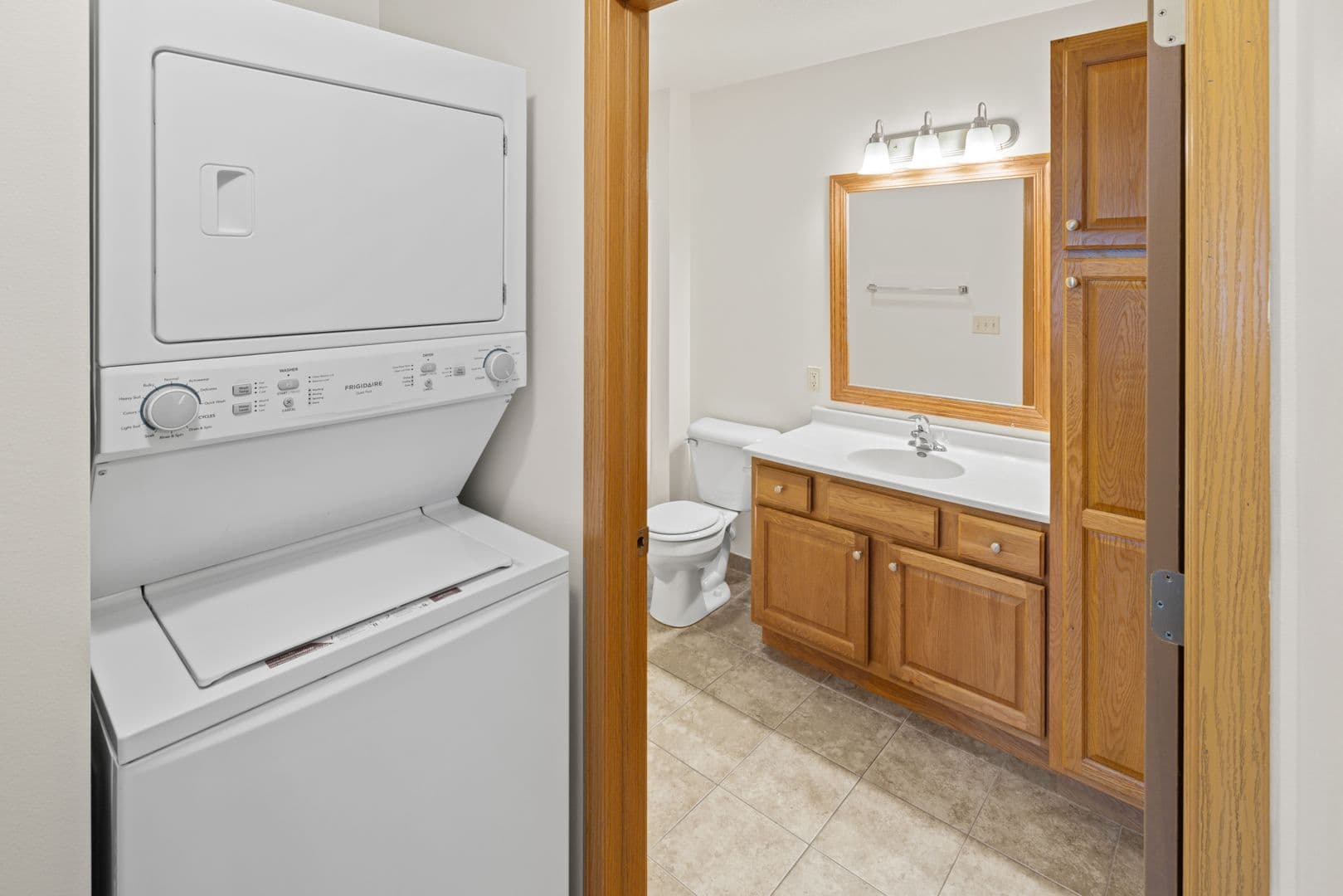 Holmen Apartment: 970 Linden Dr