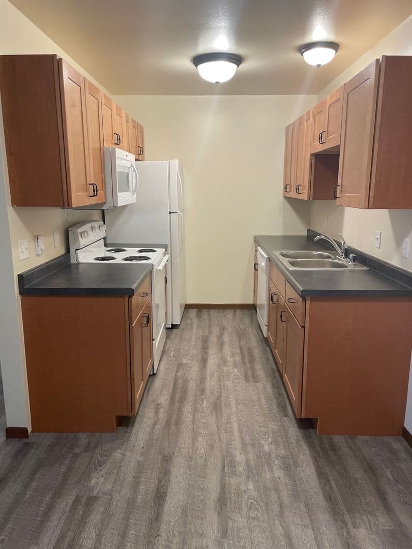 Whitehall Apartment: 18410 South St