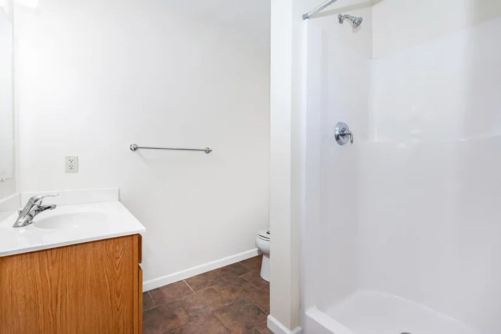 Onalaska Apartment: 843 Oak Ave N