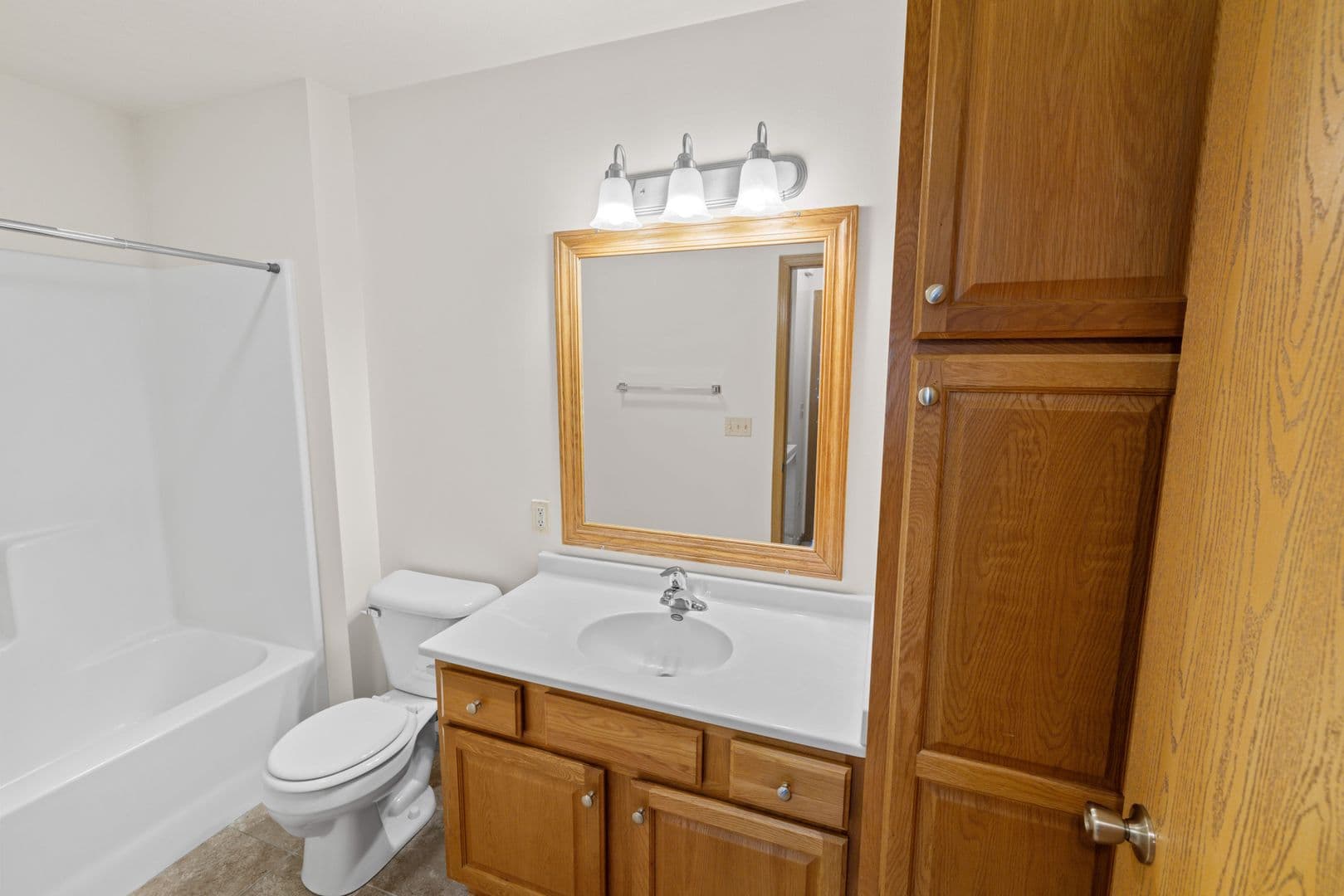 Holmen Apartment: 970 Linden Dr
