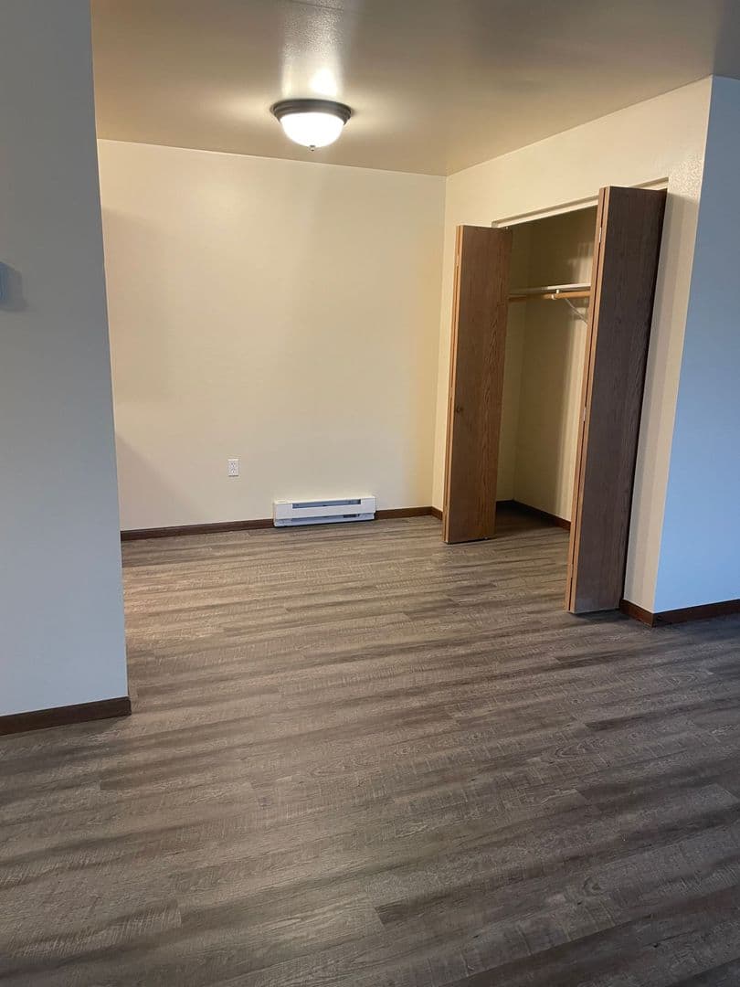 Whitehall Apartment: 18410 South St
