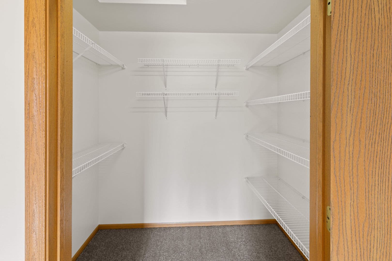 Holmen Apartment: 970 Linden Dr