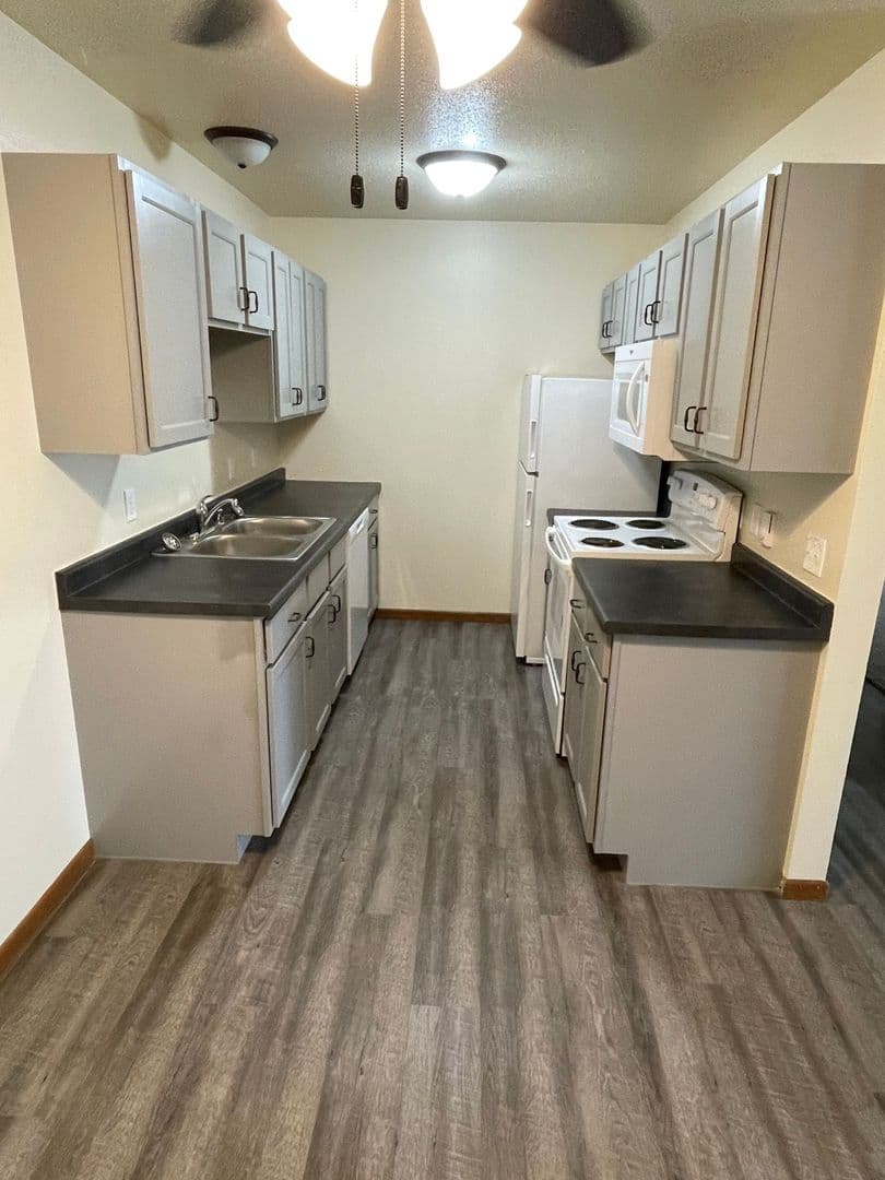 Whitehall Apartment: 18410 South St