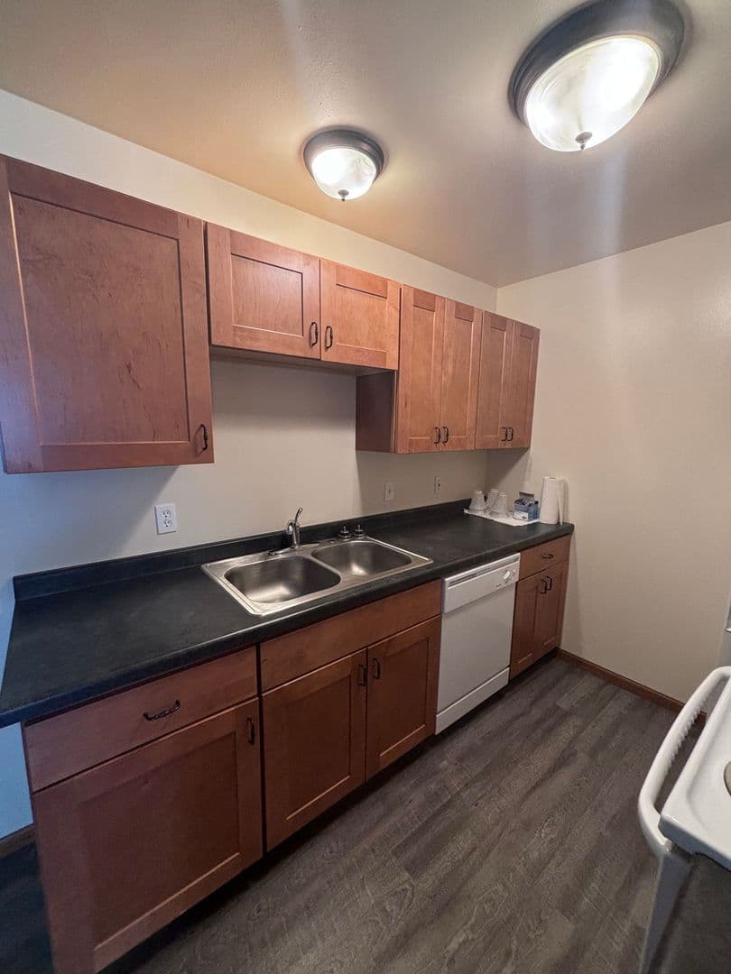 Whitehall Apartment: 18410 South St
