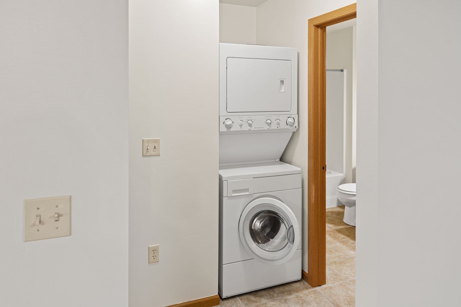 Holmen Apartment: 970 Linden Dr