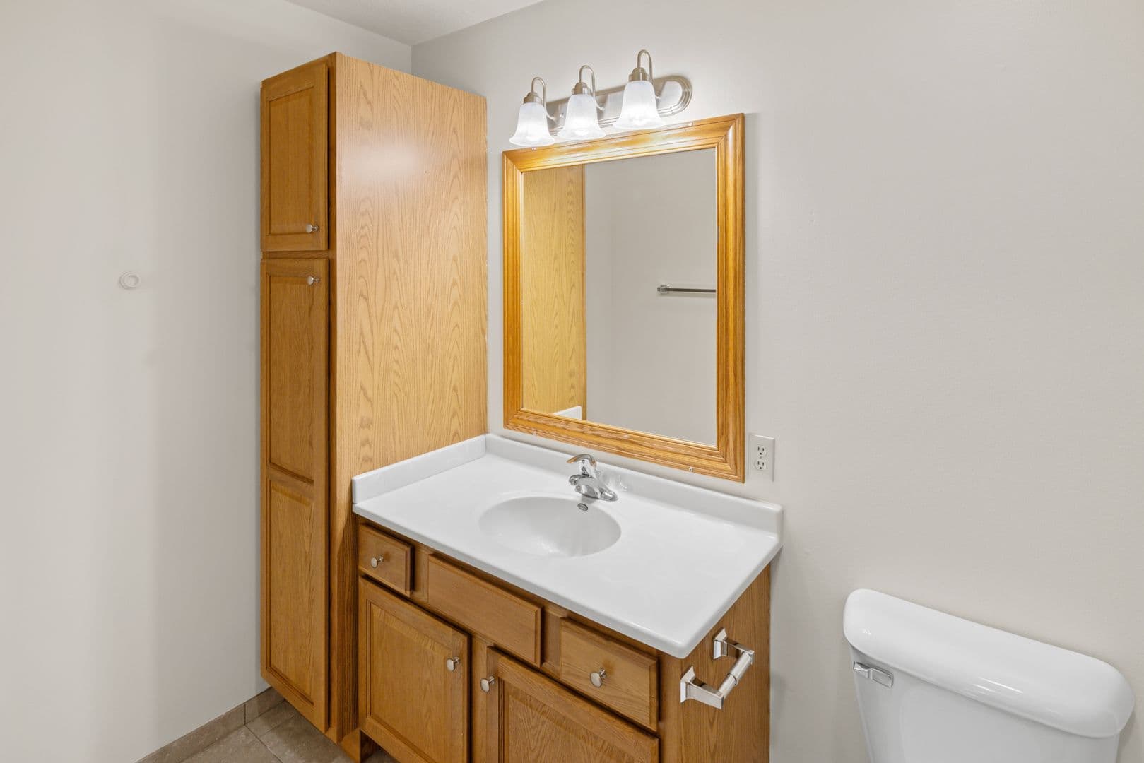 Holmen Apartment: 970 Linden Dr