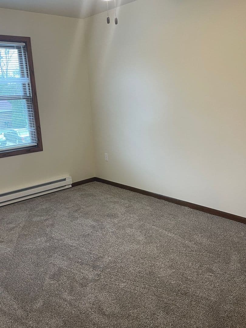 Whitehall Apartment: 18410 South St