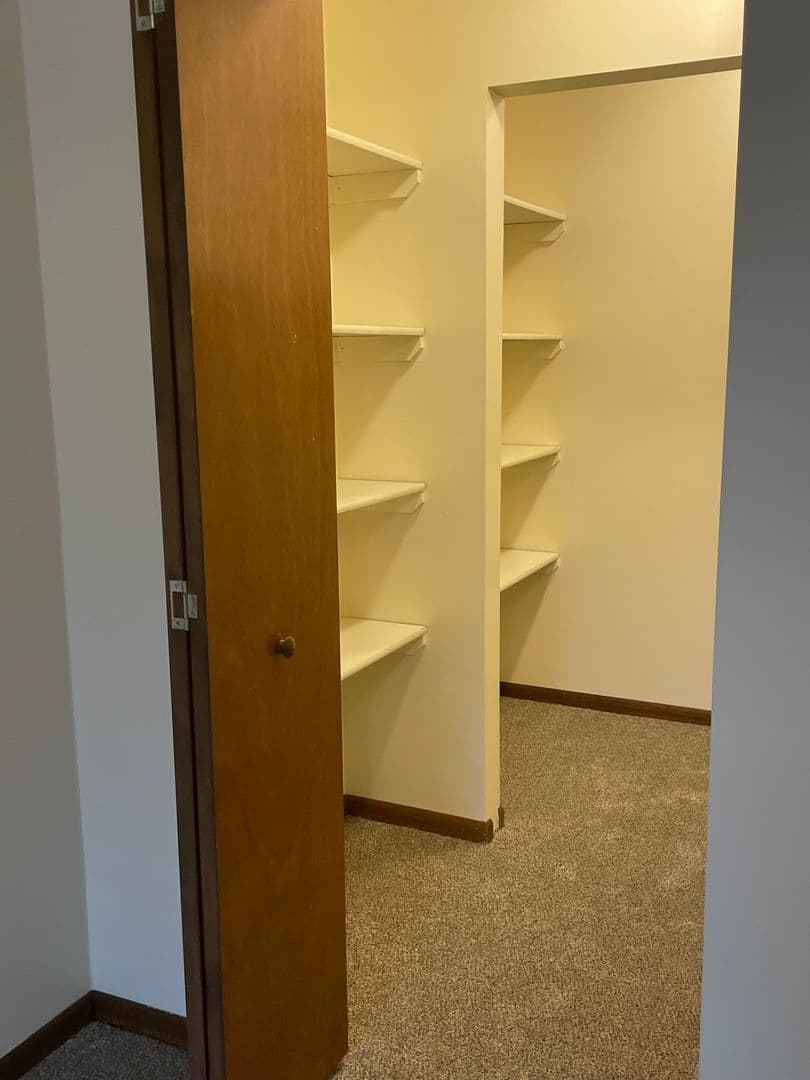 Whitehall Apartment: 18410 South St