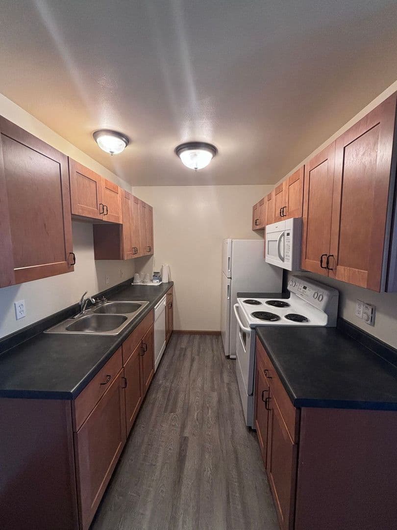 Whitehall Apartment: 18410 South St
