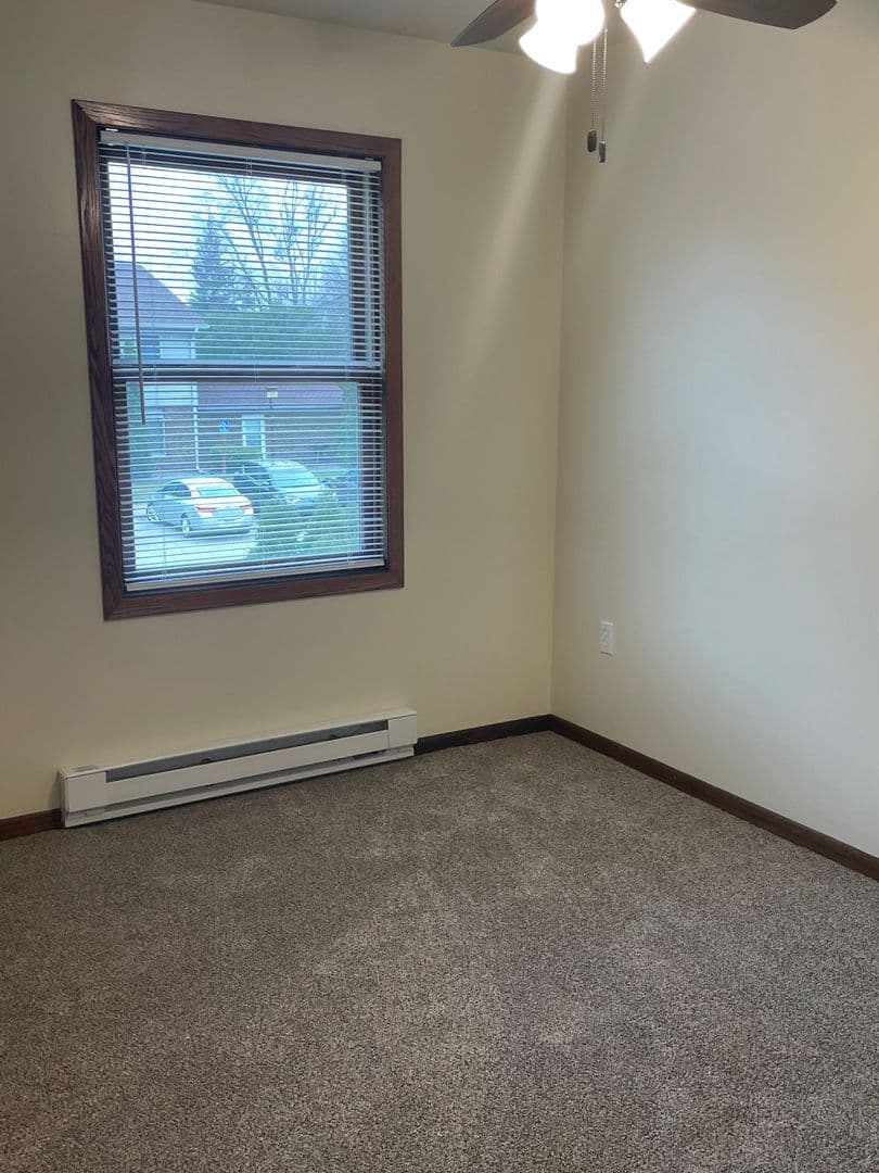 Whitehall Apartment: 18410 South St