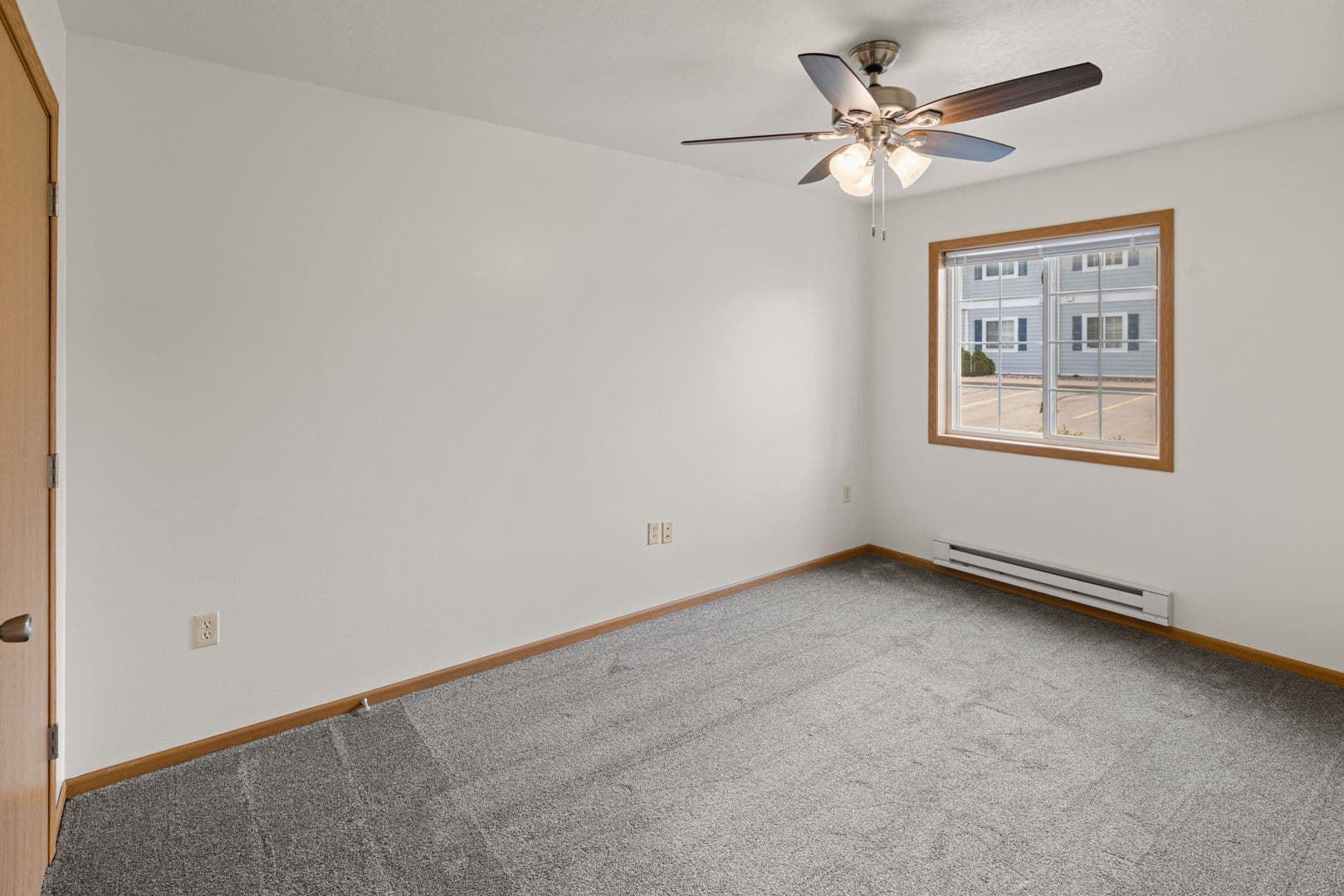 Holmen Apartment: 970 Linden Dr