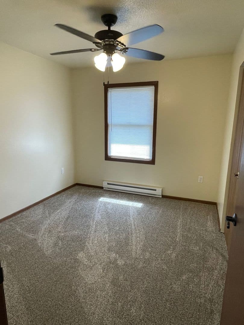 Whitehall Apartment: 18410 South St