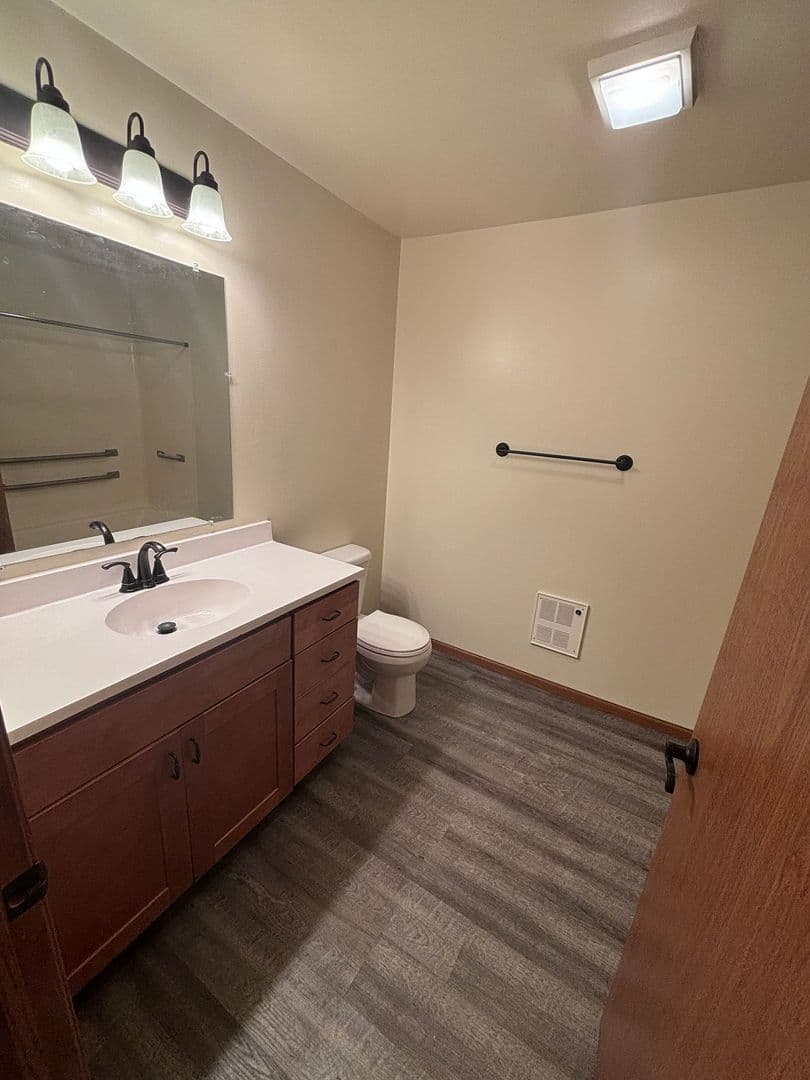 Whitehall Apartment: 18410 South St