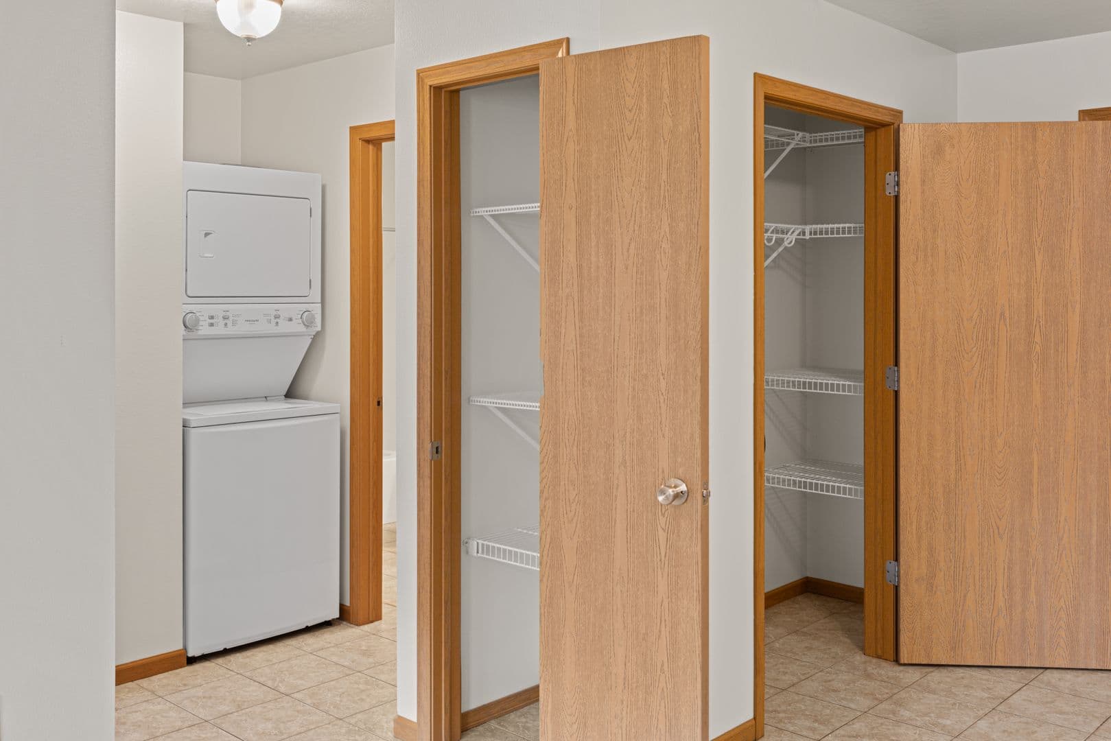 Holmen Apartment: 970 Linden Dr