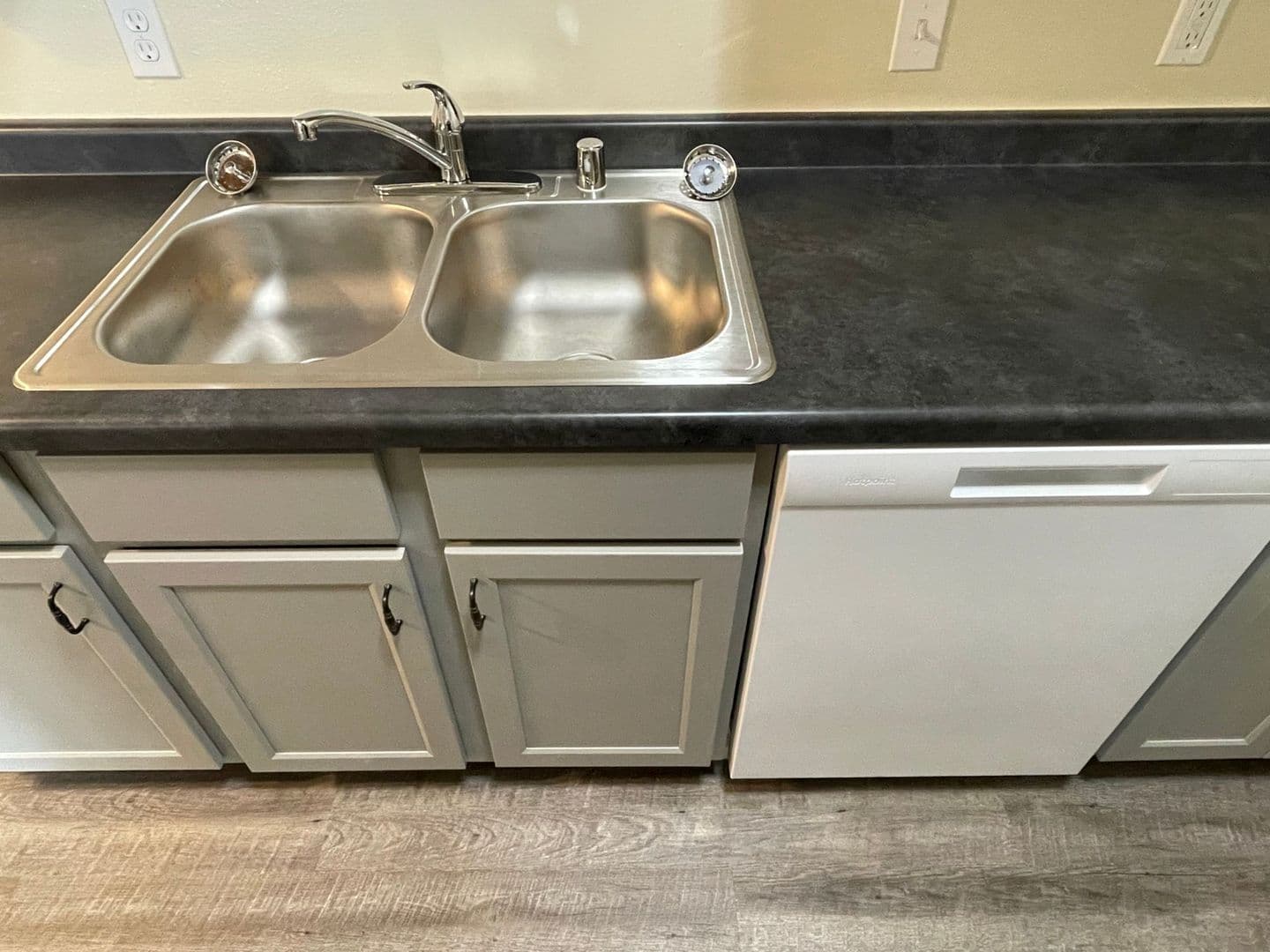 Whitehall Apartment: 18410 South St