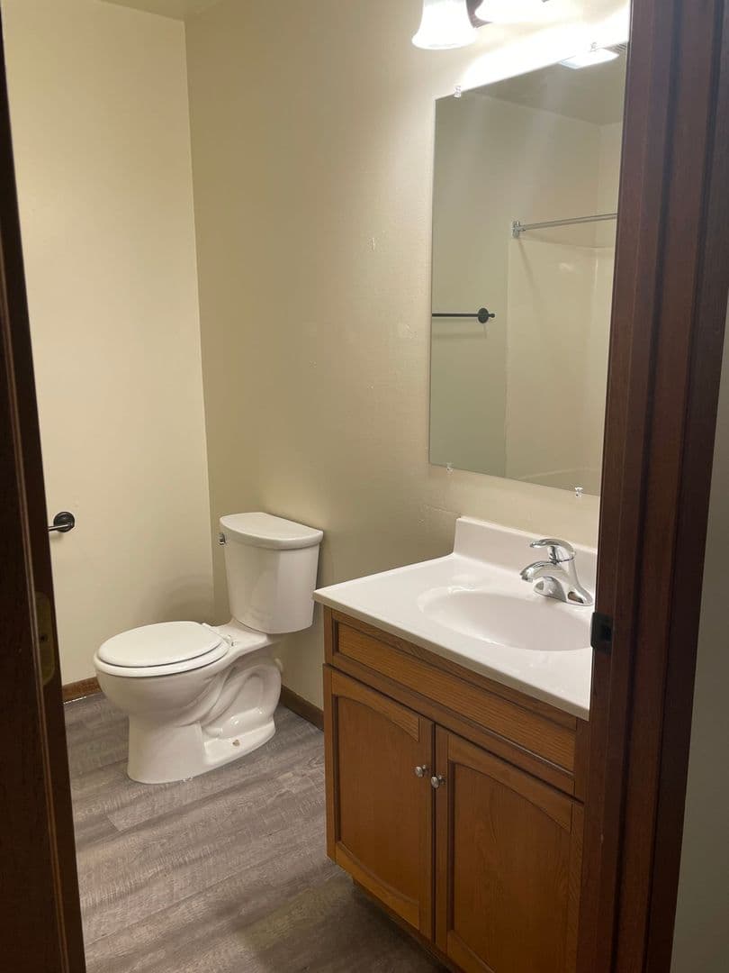 Whitehall Apartment: 18410 South St