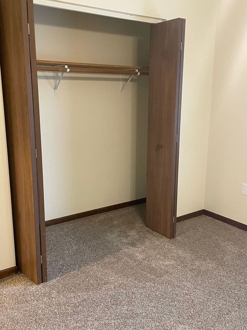 Whitehall Apartment: 18410 South St
