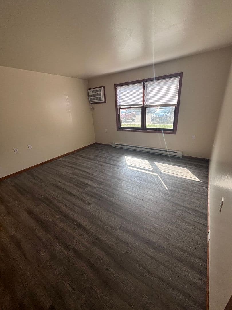 Whitehall Apartment: 18410 South St