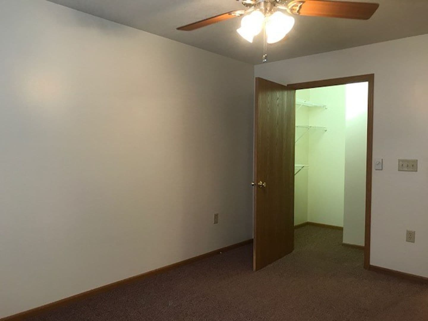 Holmen Apartment: 970 Linden Dr