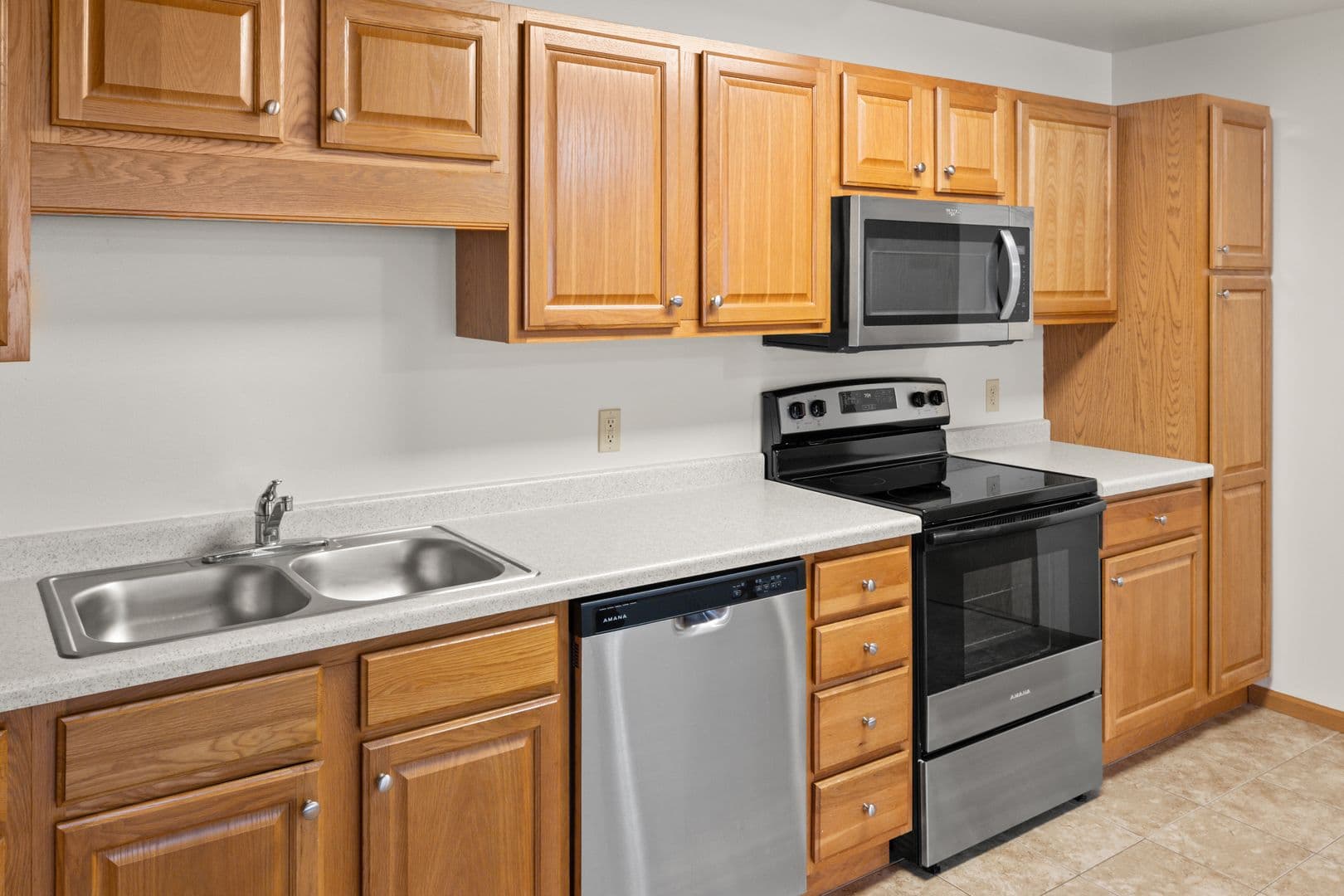 Holmen Apartment: 970 Linden Dr