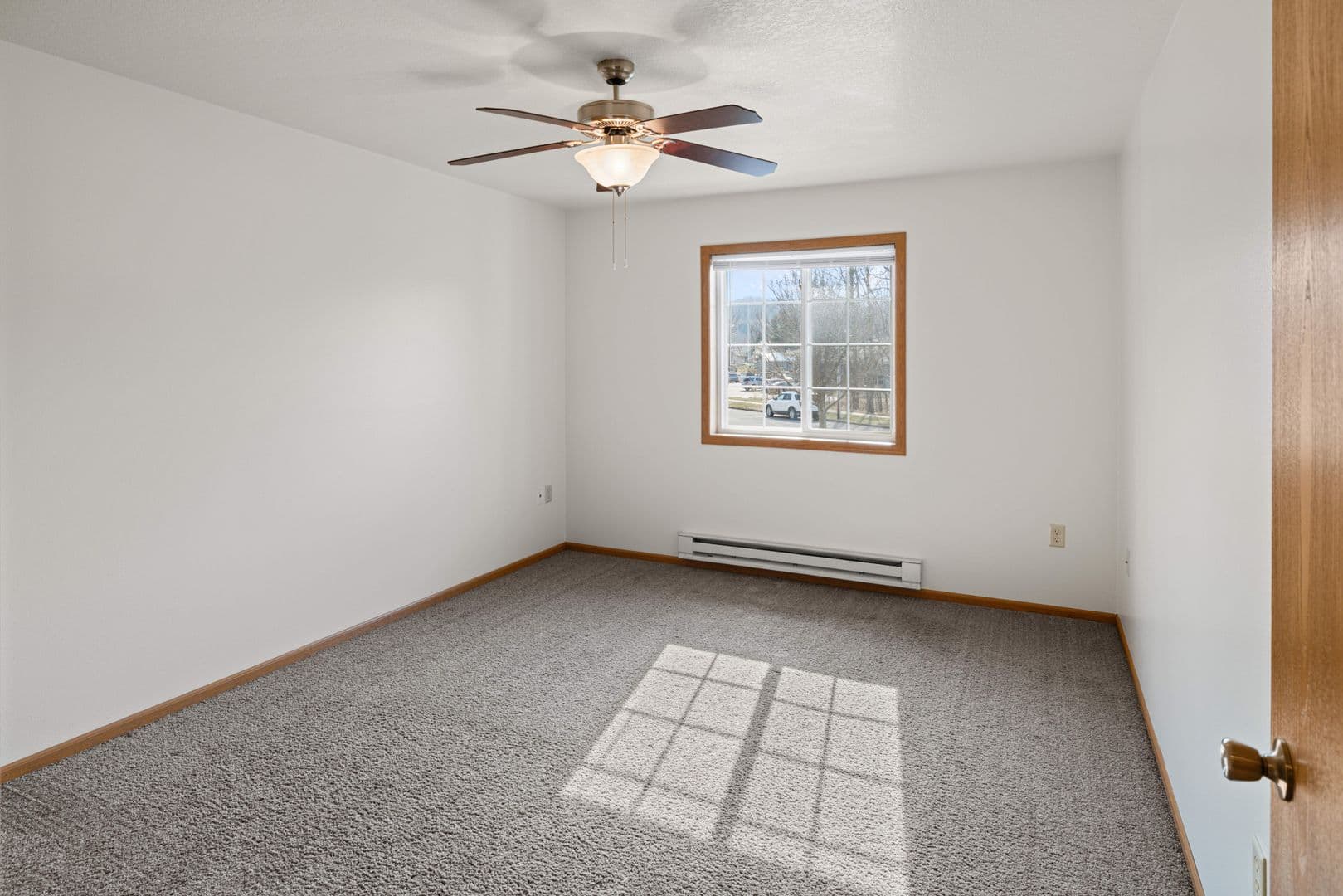 Holmen Apartment: 970 Linden Dr