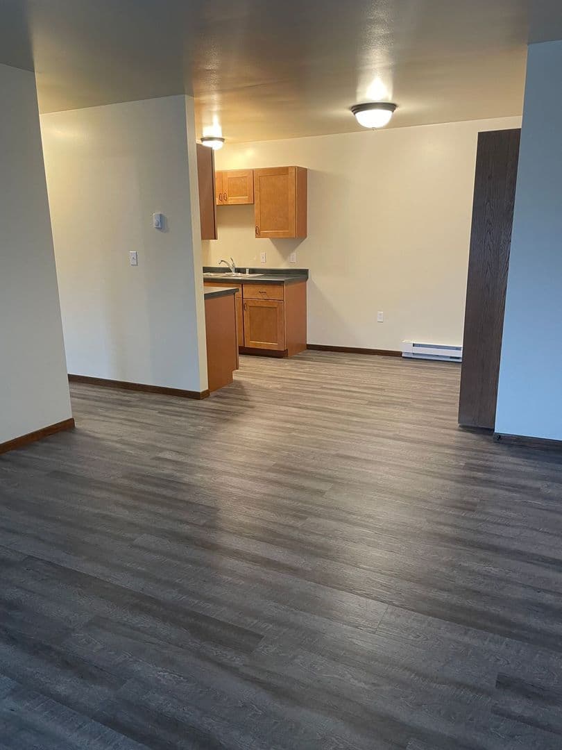 Whitehall Apartment: 18410 South St