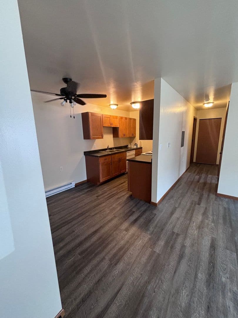 Whitehall Apartment: 18410 South St