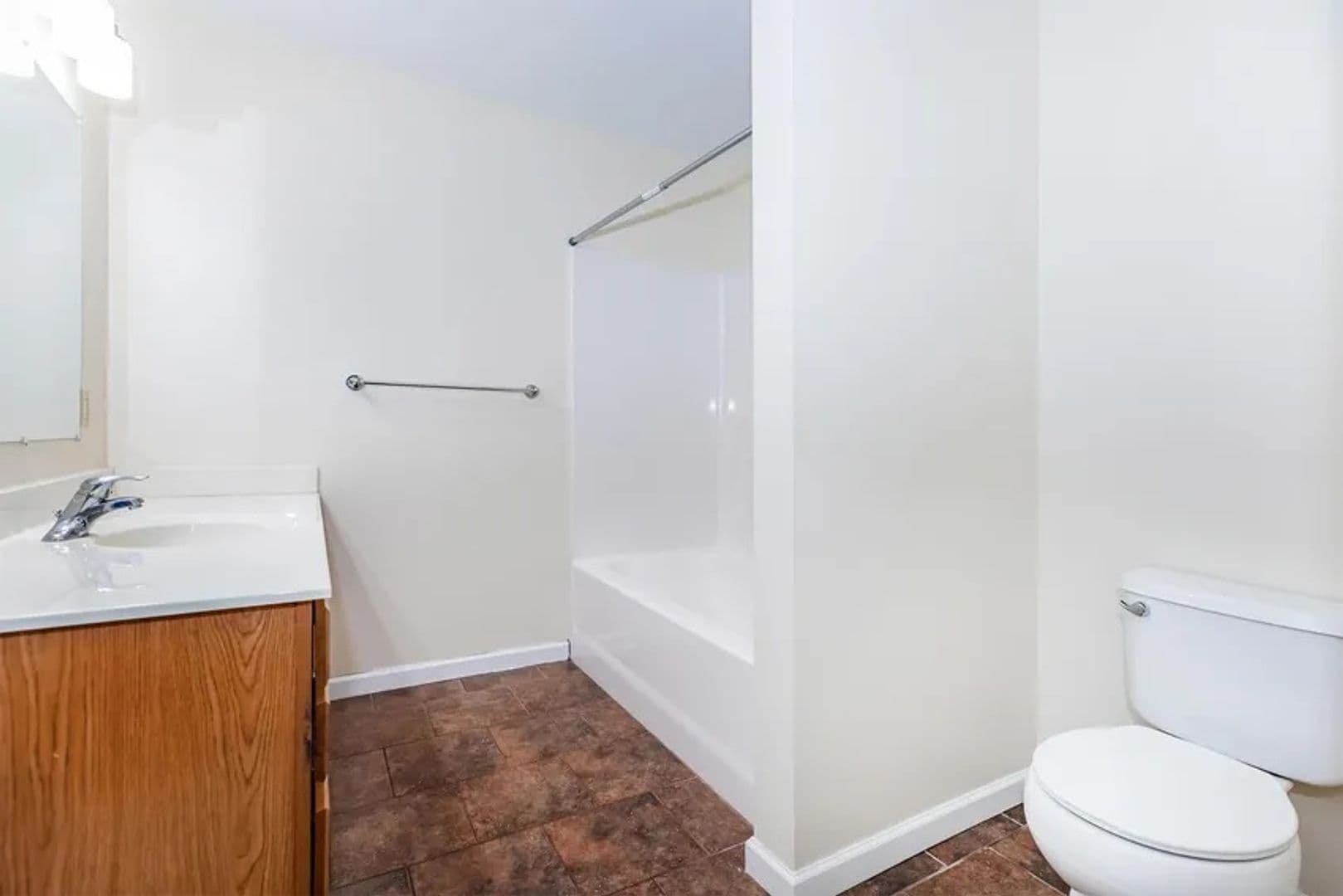 Onalaska Apartment: 843 Oak Ave N