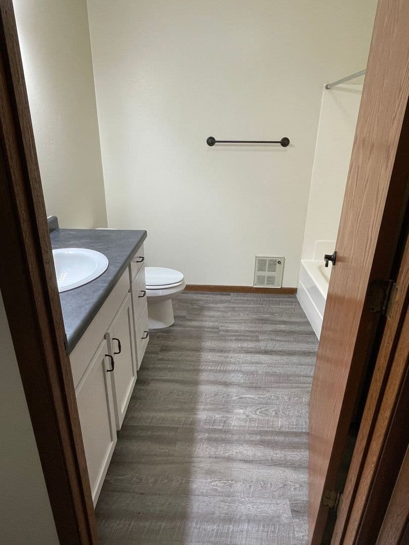 Whitehall Apartment: 18410 South St