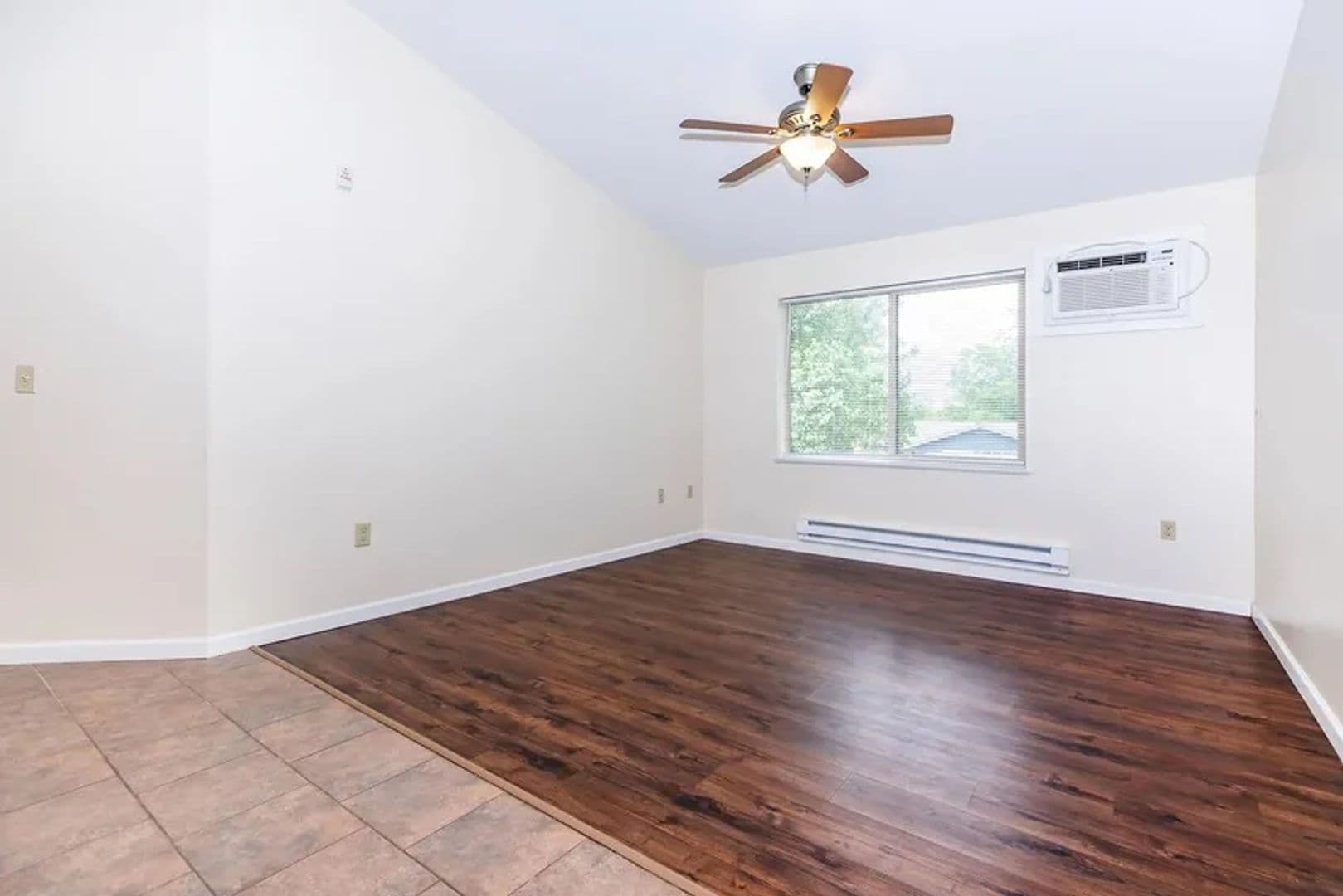 Onalaska Apartment: 843 Oak Ave N