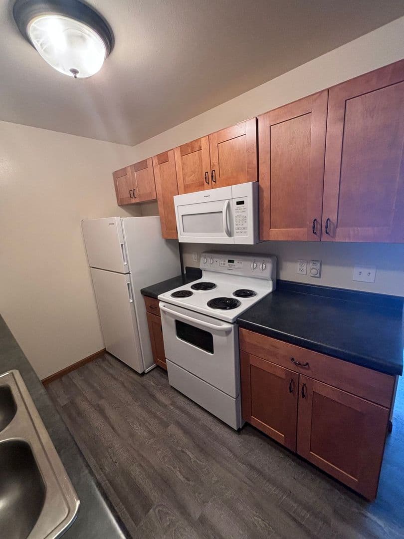 Whitehall Apartment: 18410 South St