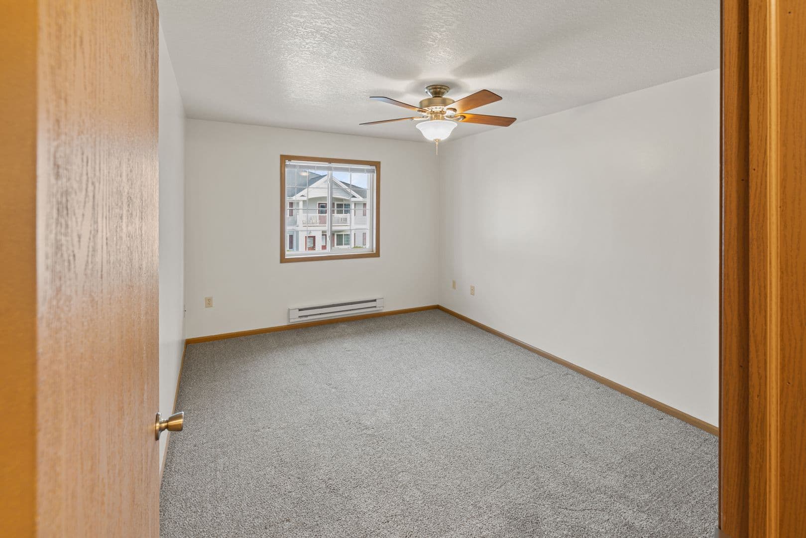 Holmen Apartment: 970 Linden Dr