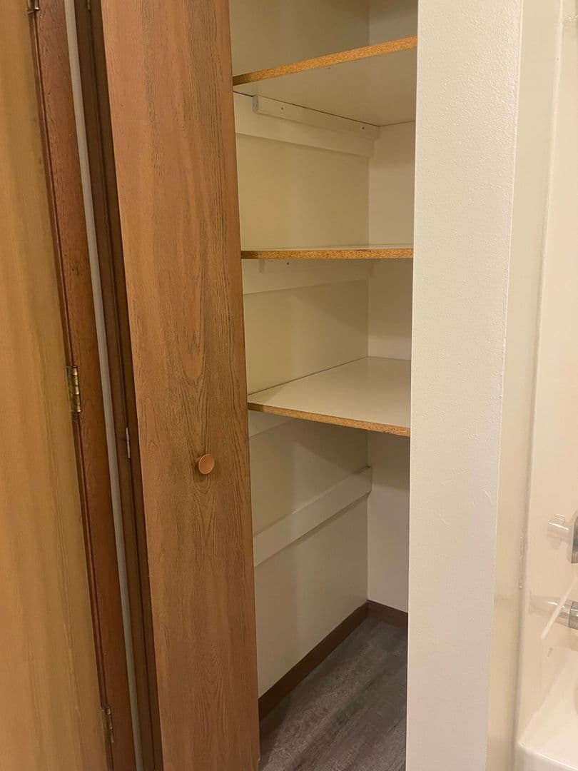 Whitehall Apartment: 18410 South St