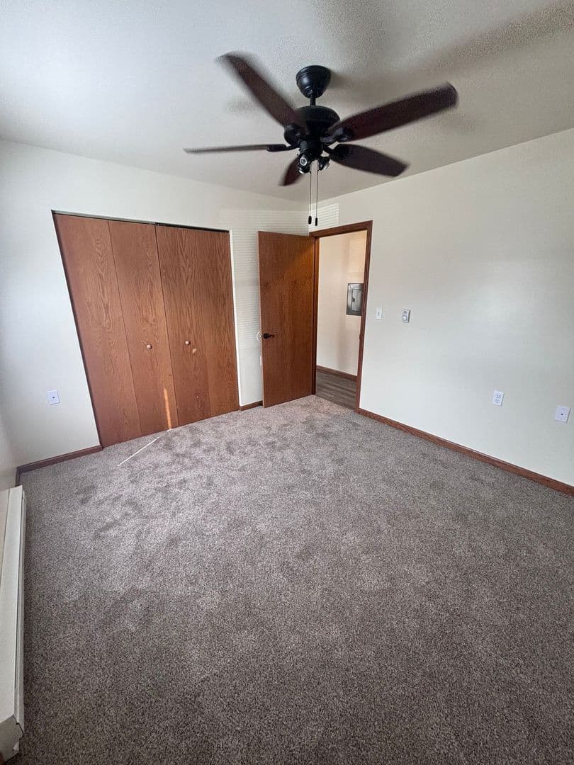 Whitehall Apartment: 18410 South St
