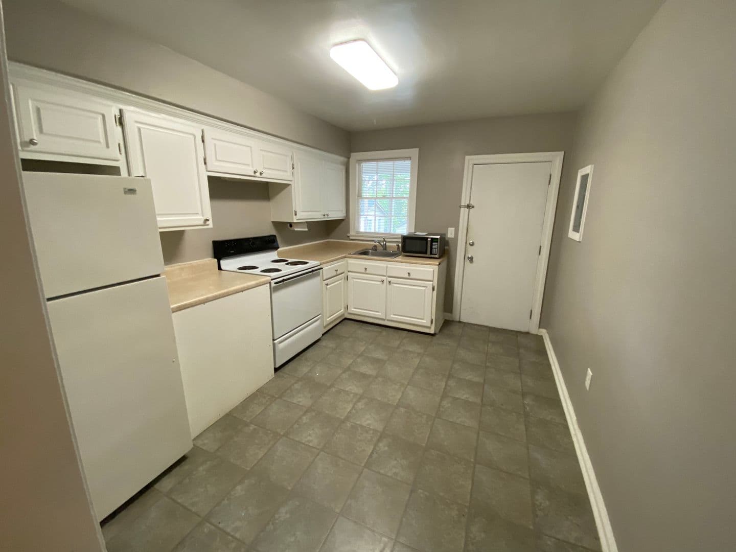 Savannah Apartment: 1306 East Victory Drive