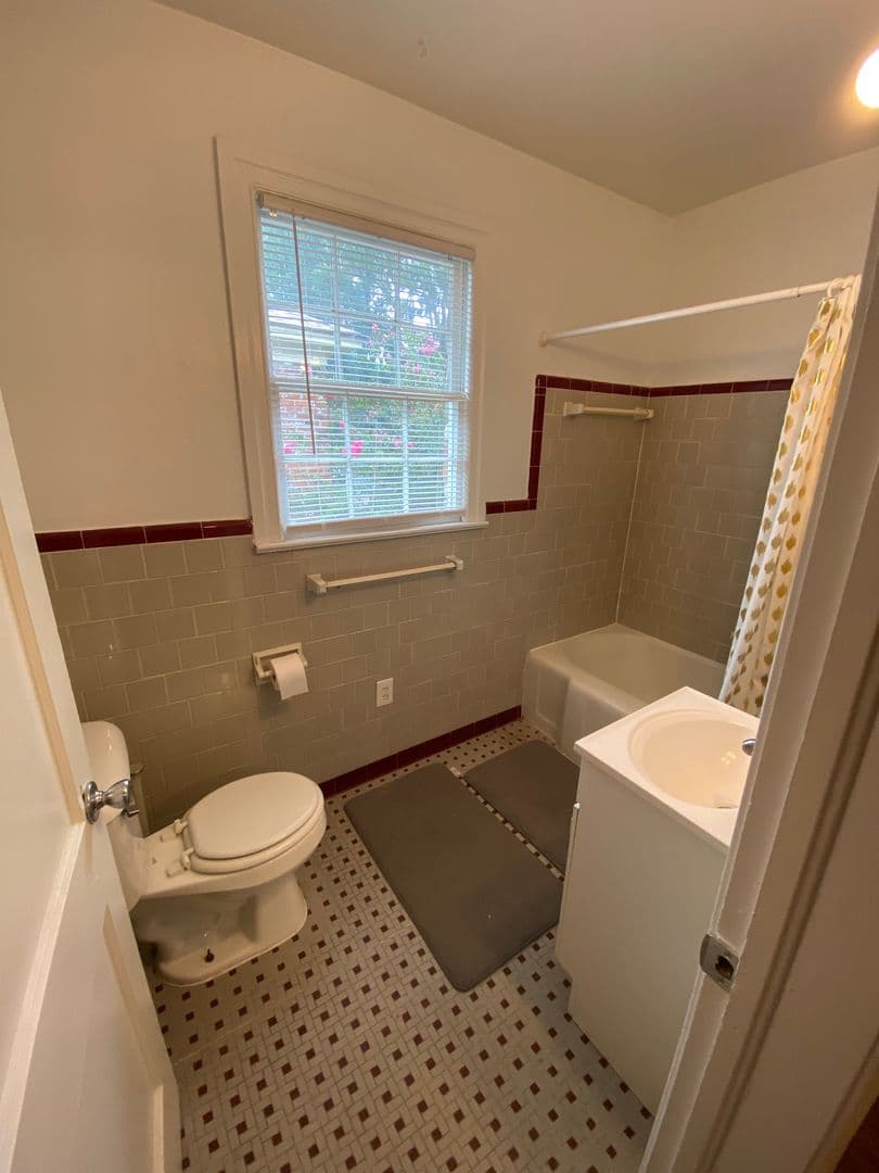 Savannah Apartment: 1306 East Victory Drive