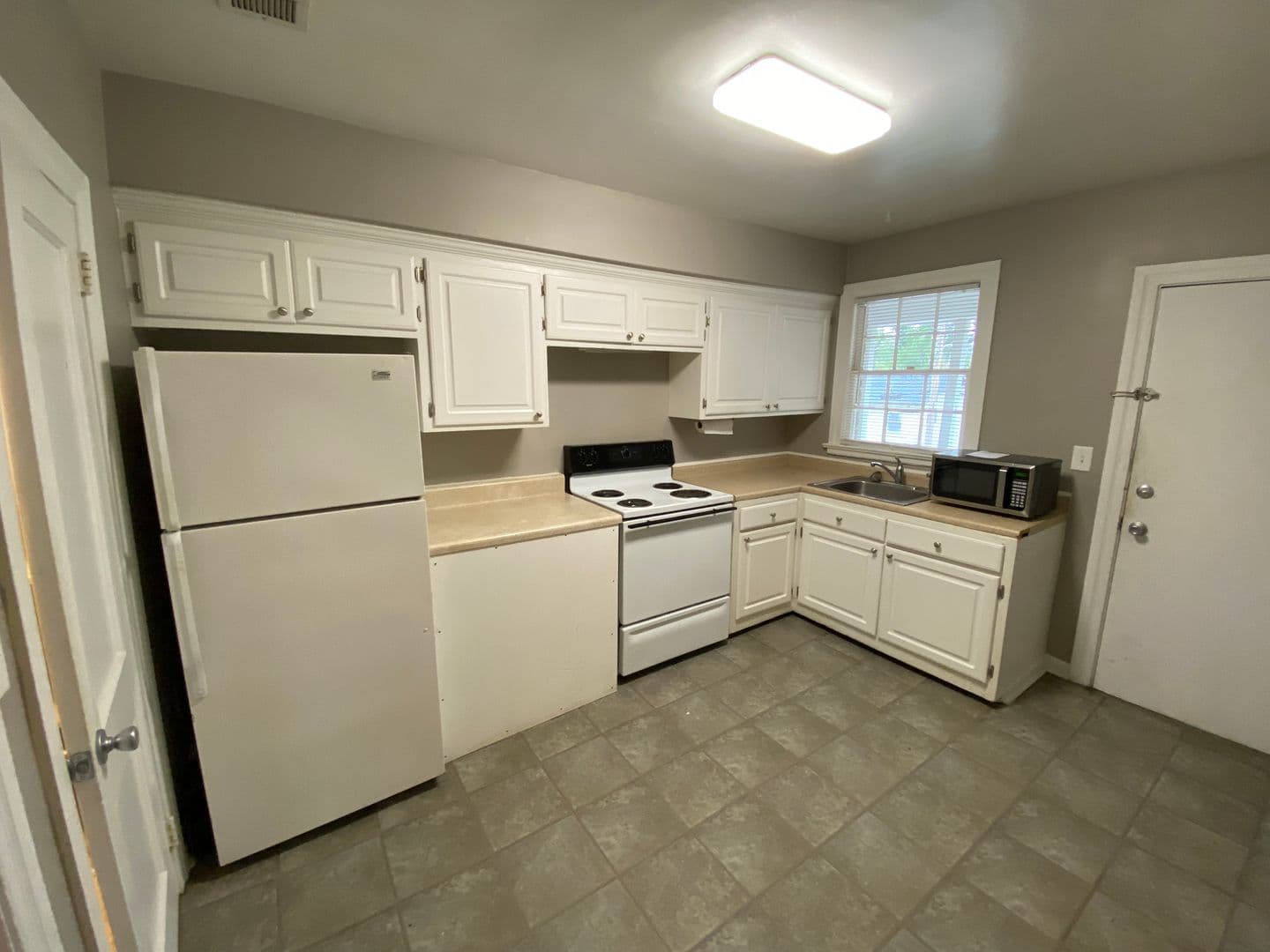 Savannah Apartment: 1306 East Victory Drive