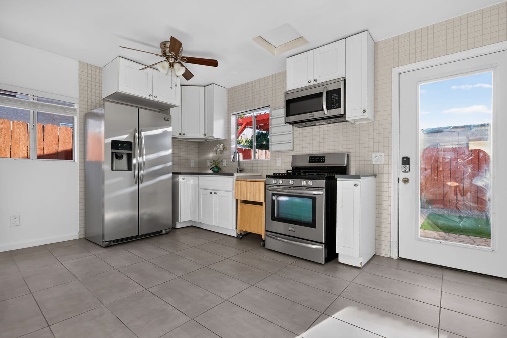 San Diego House: 4833 1/2 Lantana Dr
