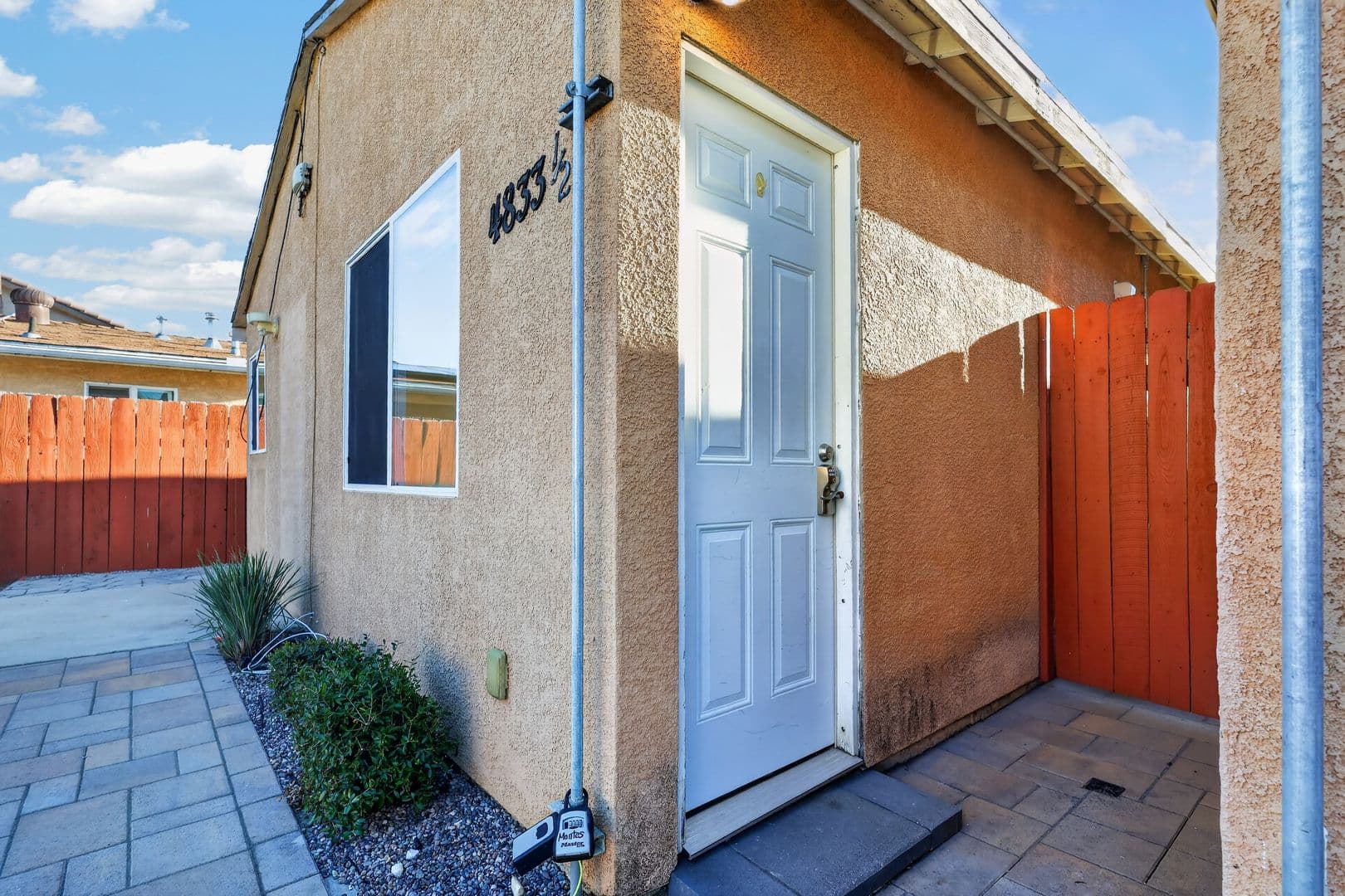 San Diego House: 4833 1/2 Lantana Dr