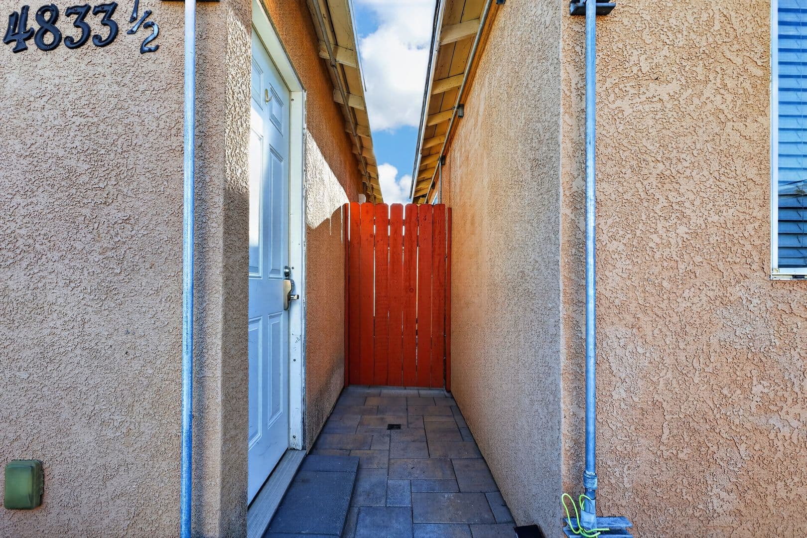 San Diego House: 4833 1/2 Lantana Dr