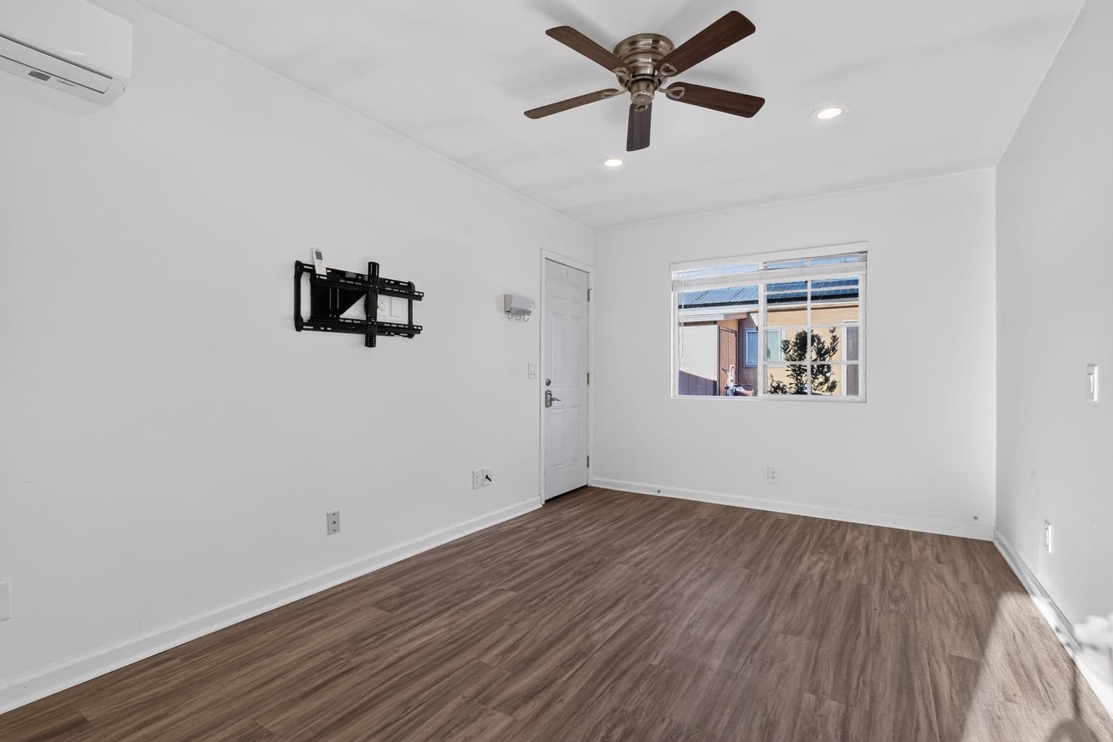 San Diego House: 4833 1/2 Lantana Dr