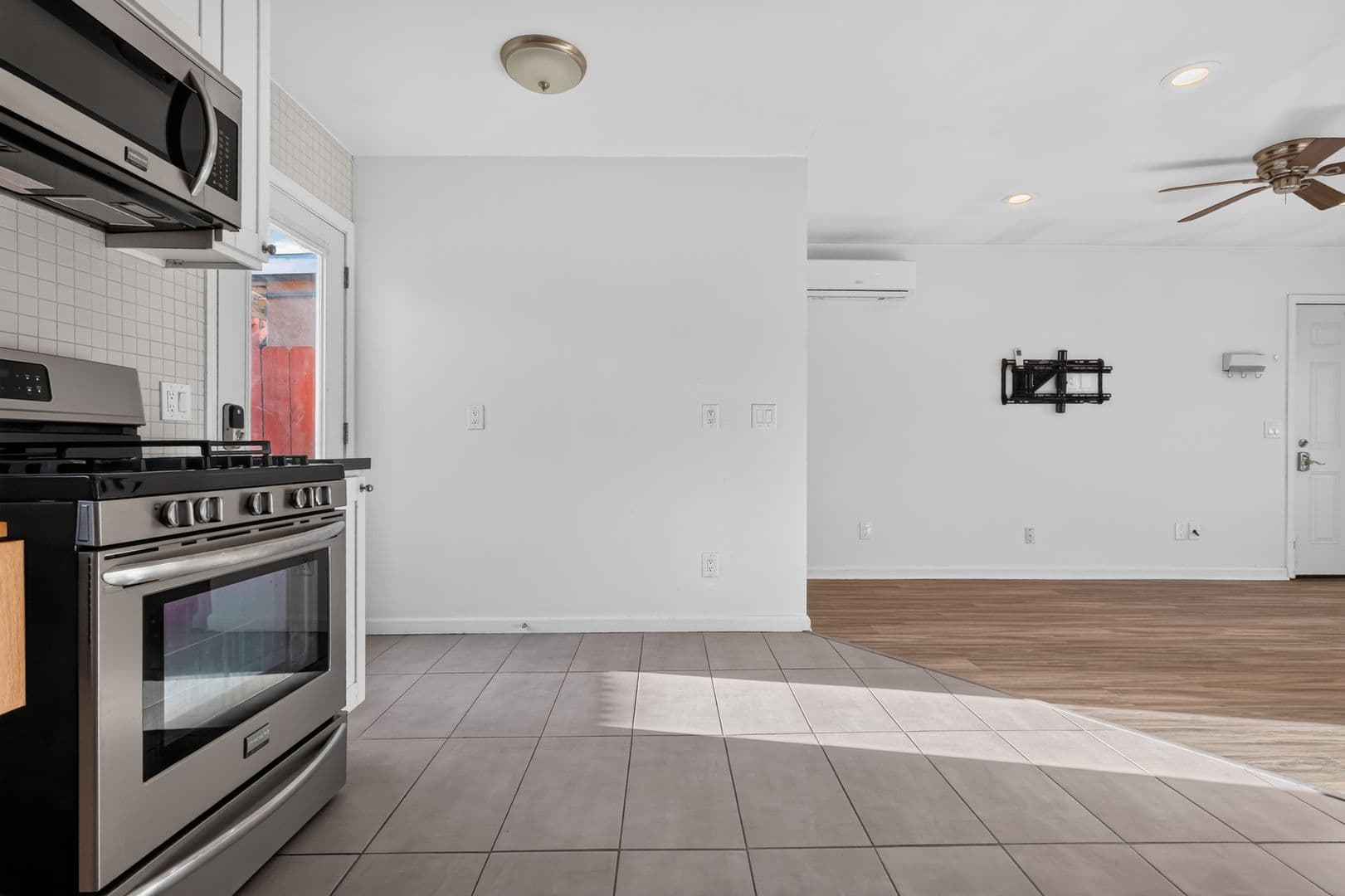 San Diego House: 4833 1/2 Lantana Dr