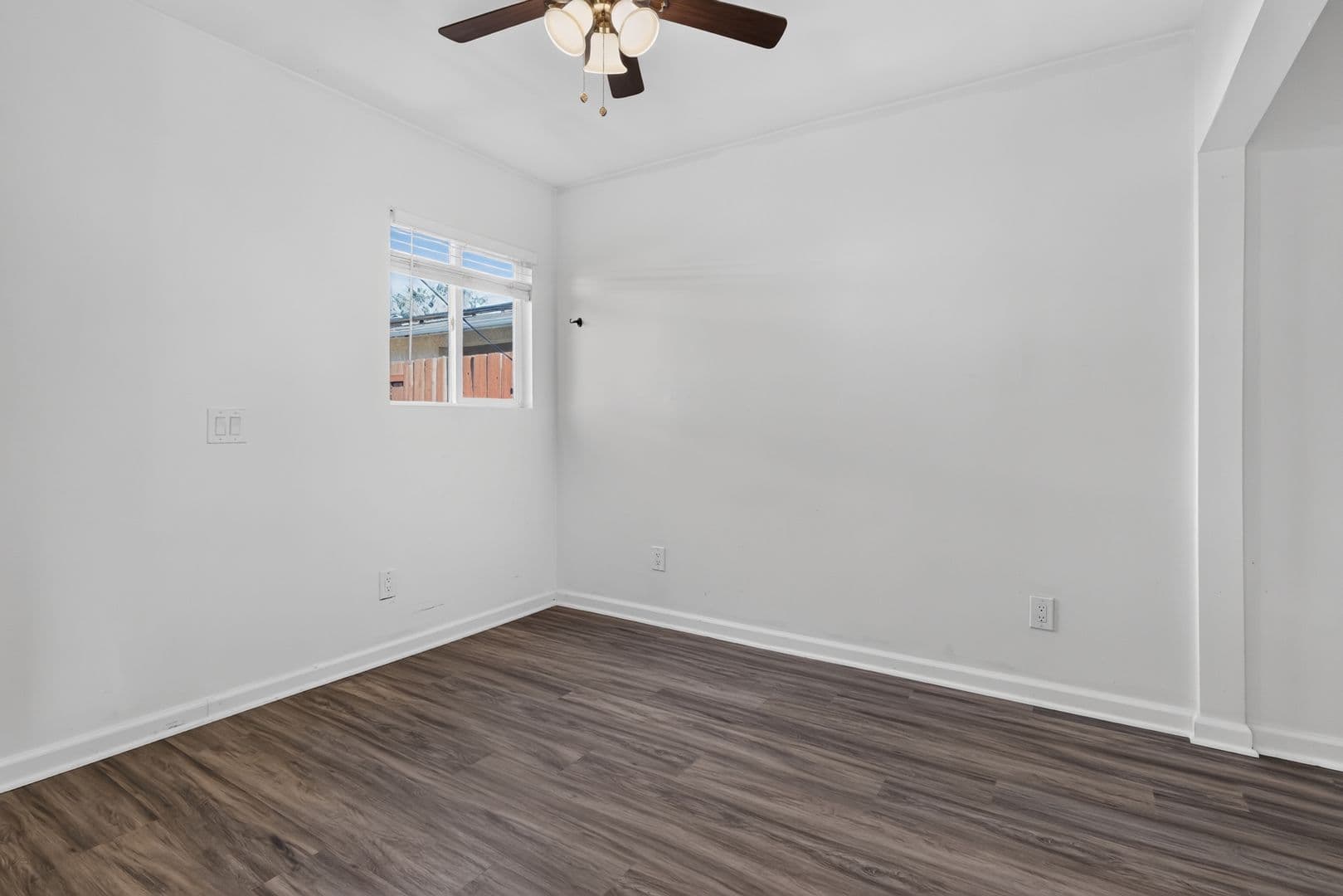 San Diego House: 4833 1/2 Lantana Dr