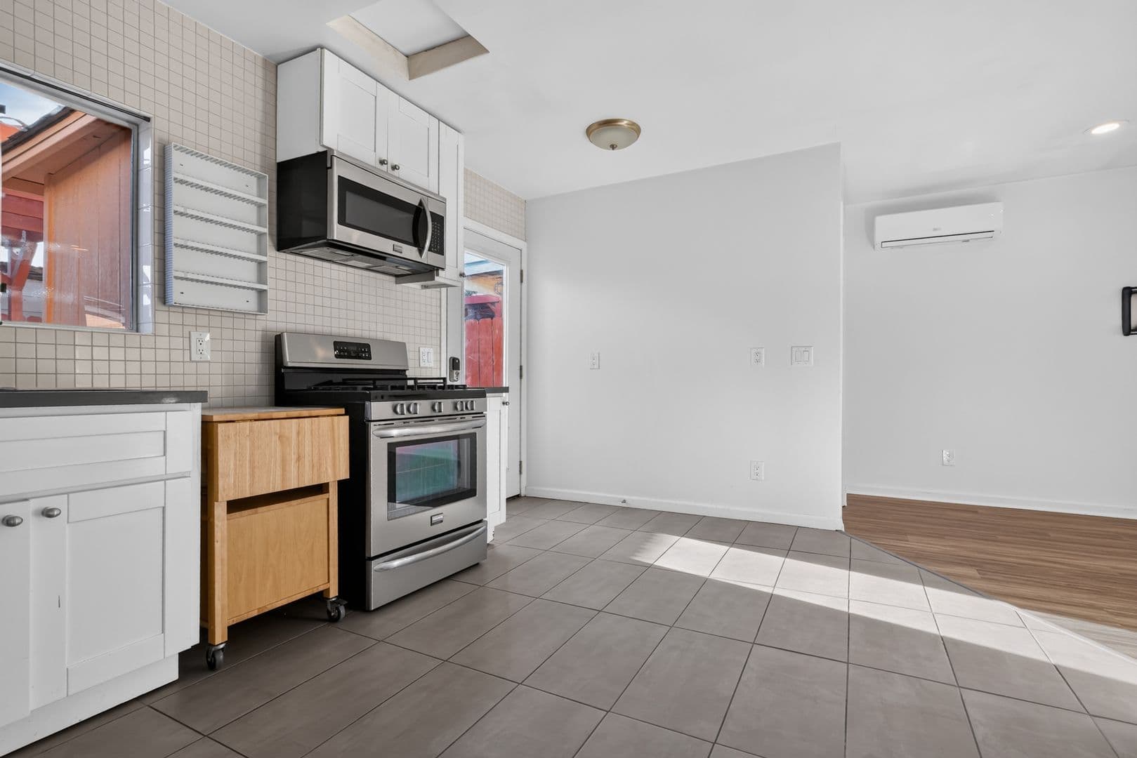 San Diego House: 4833 1/2 Lantana Dr