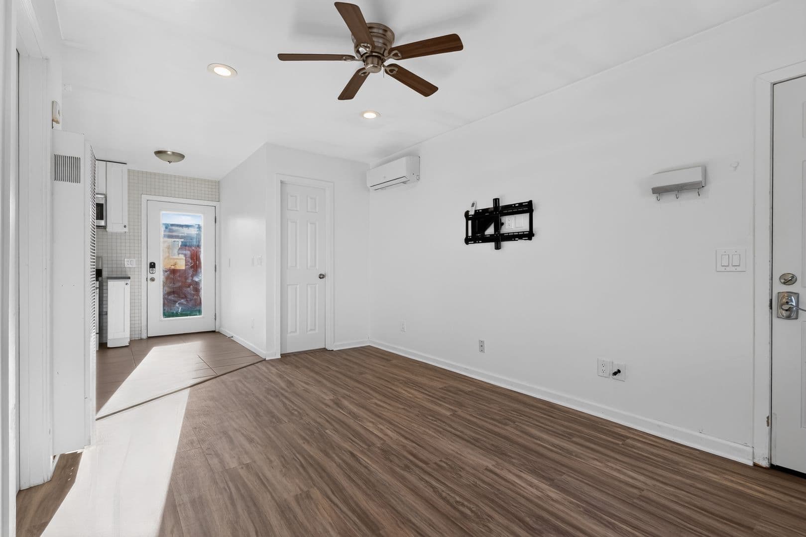 San Diego House: 4833 1/2 Lantana Dr