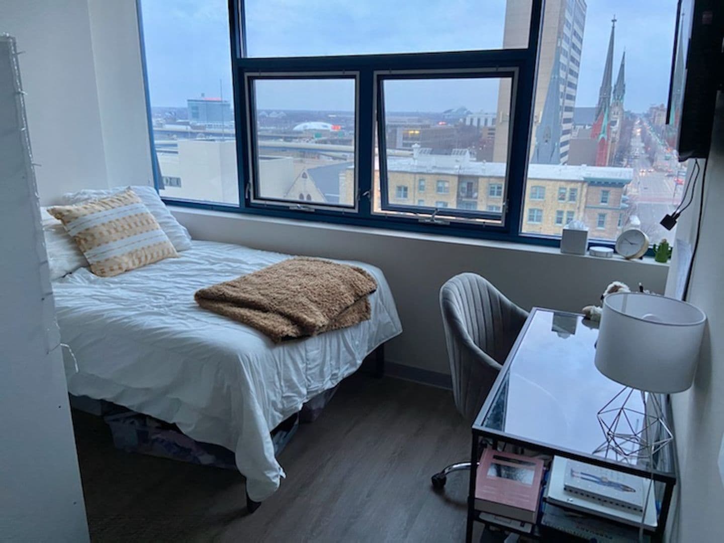 Milwaukee Apartment: 735 W. Wisconsin Ave.
